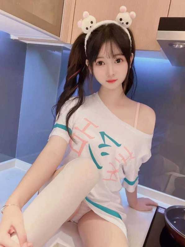 肤白粉奶小sao货，小鲍鱼很粉嫩，真心紧啊